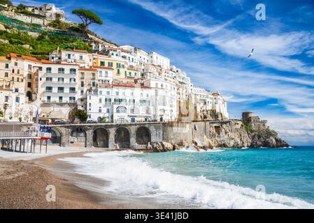 Amalfi, Italie. Beau village, maisons colorées, eaux turqouises méditerranéennes en bord de mer en Campanie. Banque D'Images