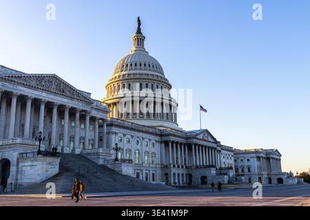 Bâtiment du Capitole des États-Unis au coucher du soleil, entrée nord (vue arrière) rétroéclairée par le soleil couchant à Washington DC, concept du gouvernement américain Banque D'Images