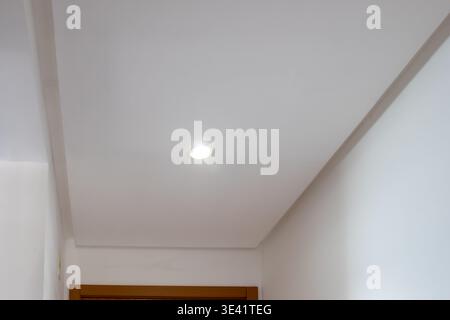 Détail de l'éclairage de plafond encastré avec des spots LED éclairés dans un intérieur résidentiel. Banque D'Images