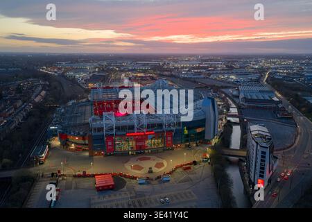 Vue aérienne à angle droit du stade Old Trafford de Manchester United et du stand Sir Bobby Charlton au coucher du soleil, Manchester, Royaume-Uni. Banque D'Images