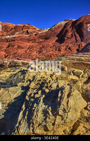 Falaises de grès rouge et formations rocheuses ensoleillées dans le paysage du désert du Nevada Banque D'Images