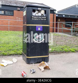 Débordement de poubelle dans la ville touristique de Worcester, Royaume-Uni. Banque D'Images