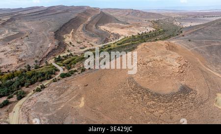 Vue aérienne de drone de spectaculaire escarpement rocheux en couches Desert plateau Hazy Landscape Maroc Banque D'Images