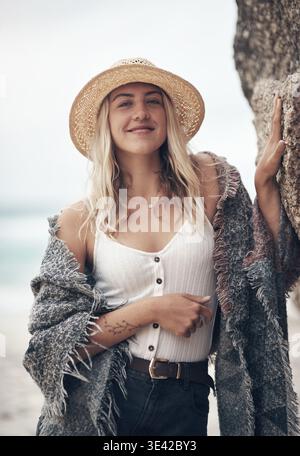 Plein air, mode ou femme avec le sourire pour le portrait, le style d'été ou les vêtements chics décontractés pour les vacances de voyage. Heureux, nature ou personne avec style Banque D'Images
