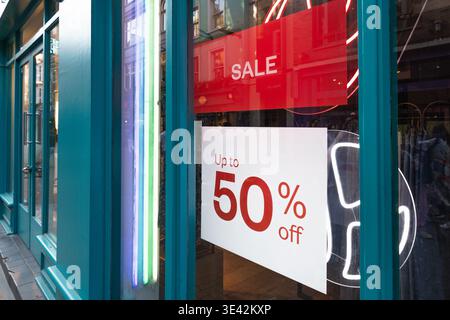 Vitrine affichant jusqu'à cinquante pour cent de rabais signe de vente. Londres, Royaume-Uni, 23 juillet 2023 Banque D'Images