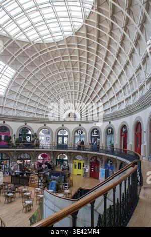 Intérieur du Corn Exchange, marché victorien historique à Leeds, West Yorkshire, Angleterre Banque D'Images