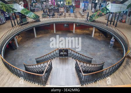Intérieur du Corn Exchange, marché victorien historique à Leeds, West Yorkshire, Angleterre Banque D'Images