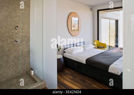 Chambre moderne avec douche en verre et vue sur les montagnes. Banque D'Images