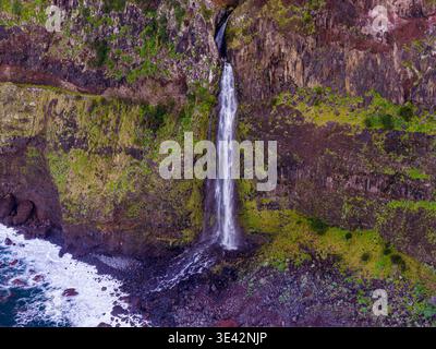 Cascade de Véu da Noiva, Seixal, Madère, cascade de falaises abruptes dans l'Atlantique le long d'une côte volcanique spectaculaire. Banque D'Images