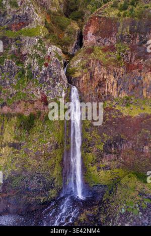 Cascade de Véu da Noiva, Seixal, Madère, cascade de falaises abruptes dans l'Atlantique le long d'une côte volcanique spectaculaire. Banque D'Images