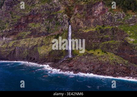 Cascade de Véu da Noiva, Seixal, Madère, cascade de falaises abruptes dans l'Atlantique le long d'une côte volcanique spectaculaire. Banque D'Images
