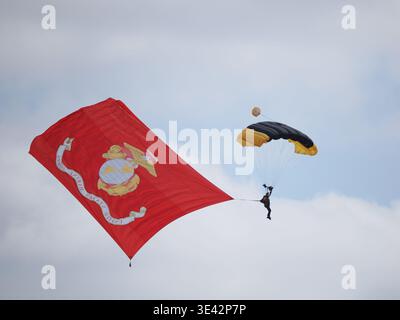 SAN DIEGO, CALIFORNIE, États-Unis - 28 SEPTEMBRE 2025 : un membre d'une équipe militaire de démonstration de parachute glisse dans un ciel bleu clair en volant a la Banque D'Images