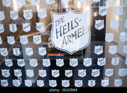Hambourg, Allemagne. 25 mars 2026. Le logo de l'Armée du Salut peut être vu dans de nombreuses langues différentes sur une porte du bâtiment du corps de l'Armée du Salut Hambourg avec la journée Heimathafen Heilsarmee et le centre de réunion à Talstrasse sur la Reeperbahn. Crédit : Christian Charisius/dpa/Alamy Live News Banque D'Images