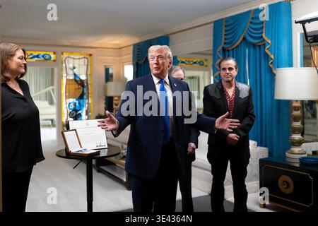 Memphis, États-Unis d'Amérique. 23 mars 2026. Memphis, États-Unis d'Amérique. 23 mars 2026. Le président américain Donald Trump, remarque lors d'une visite du domaine de Graceland, l'ancienne demeure de la légende musicale Elvis Presley, le 23 mars 2026, à Memphis, Tennessee. Debout à gauche : l'archiviste Angie Marchese, le président Trump, Jack Soden, PDG d'Elvis Presley Enterprises, et Joel Weinshanker, associé directeur d'Elvis Presley Enterprises. Crédit : Molly Riley/White House photo/Alamy Live News Banque D'Images