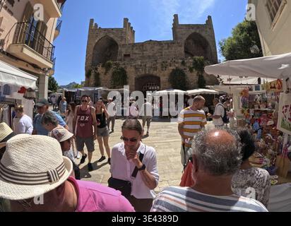 Jour de marché avec une promenade de marché à travers la vieille ville historique d'Alcudia/Majorco et le marché hebdomadaire / Mercado de Formentor dans le para de vacances Banque D'Images