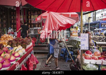 Fruitshops au Marketstreet de Yaowarat Road dans China Town dans la ville de Bangkok en Thaïlande. Thaïlande, Bangkok, 8 novembre 2023 Banque D'Images