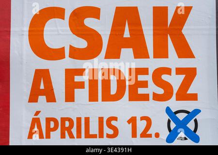 Panneau publicitaire de la campagne Fidesz indiquant « Only Fidesz » avec la date du vote du 12 avril affiché à Budapest pendant la campagne électorale parlementaire hongroise de 2026. Banque D'Images