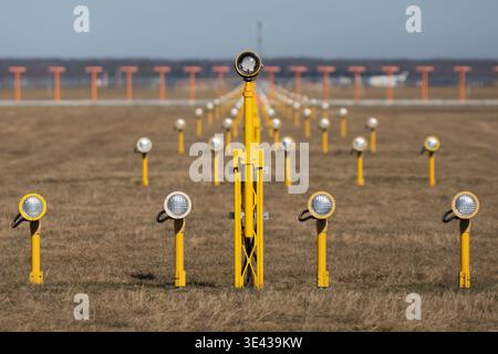 Système de feux d'approche de précision sur le terrain de l'aéroport avec lampes de guidage jaunes, sécurité aérienne et concept d'alignement de piste Banque D'Images