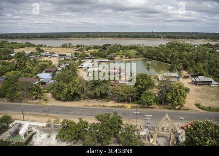 La vue de la Tour de Wat Bung Kee Lek à la ville de Khemmarat dans la province d'Ubon Ratchathani dans l'Isan de Thaïlande. Thaïlande, Khemmarat, novembre 26, p. 2 Banque D'Images