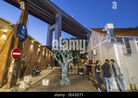 La vieille ville des usines à Alcantara, la nouvelle usine LX est aujourd'hui un centre d'art moderne branché avec des restaurants et des bars près de la ville de Lisbonne au Portugal. Banque D'Images