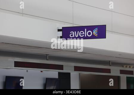 Comté d'Anne Arundel, États-Unis. 25 mars 2026. 25 mars 2026, Baltimore-Washington Thurgood Marshall Airport, Anne Arundel County, Maryland, États-Unis. Les voyageurs attendent dans de longues files d'attente à l'aéroport Thurgood Marshall de Baltimore-Washington alors que les agents de la Transportation Security Administration (TSA) appellent pendant une fermeture partielle du gouvernement fédéral, ce qui entraîne des temps d'attente prolongés de trois à quatre heures ou plus. La perturbation survient alors que le Congrès entre dans une pause de deux semaines, prolongeant l'incertitude pour les voyages aériens dans tout le pays. Photo de Robyn Stevens Brody/Sipa USA. Crédit : Sipa USA/Alamy Live News Banque D'Images