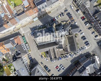 Enghien, Hainaut, Belgique, 6 août 2024, église Saint Nicolas, une photo aérienne capture une église historique dans une zone urbaine animée remplie de PA Banque D'Images