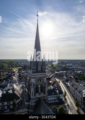 Arendonk, Anvers, Belgique, 6 août 2024, église de Saint Job, Une superbe photographie aérienne capture un clocher historique d'église au milieu d'une belle Banque D'Images