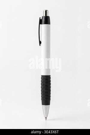 Maquette d'un stylo à bille vertical blanc et noir, isolé sur fond blanc. Banque D'Images