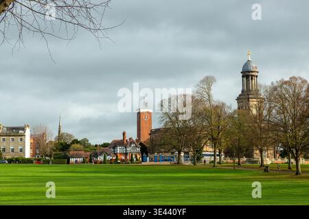 Quarry Lodge, Shrewsbury Market Hall Clock Tower et St Chads Church vus de Quarry Park, Shrewsbury, Shropshire, Angleterre Banque D'Images