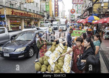 Fruitshops au Marketstreet de Yaowarat Road dans China Town dans la ville de Bangkok en Thaïlande. Thaïlande, Bangkok, 8 novembre 2023 Banque D'Images