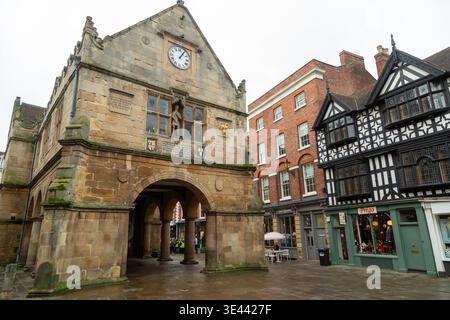 Le Old Market Hall historique situé à Shrewsbury Square, Shropshire, Angleterre Banque D'Images