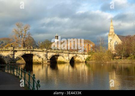 Le pont anglais enjambant la rivière Severn à Shrewsbury, en Angleterre Banque D'Images