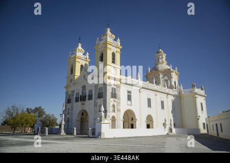 Les snehora d aires Igreja et Santuario de nossa près du village de Viana do Alentejo dans l'Alentejo au Portugal. Portugal, Viana do Alentejo, octobre Banque D'Images