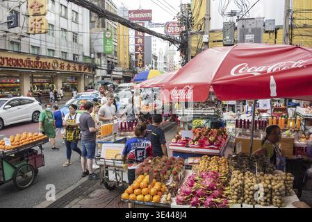 Fruitshops au Marketstreet de Yaowarat Road dans China Town dans la ville de Bangkok en Thaïlande. Thaïlande, Bangkok, 8 novembre 2023 Banque D'Images