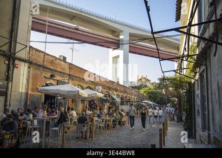 La vieille ville des usines à Alcantara, la nouvelle usine LX est aujourd'hui un centre d'art moderne branché avec des restaurants et des bars près de la ville de Lisbonne au Portugal. Banque D'Images