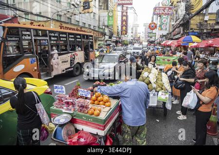 Fruitshops au Marketstreet de Yaowarat Road dans China Town dans la ville de Bangkok en Thaïlande. Thaïlande, Bangkok, 8 novembre 2023 Banque D'Images