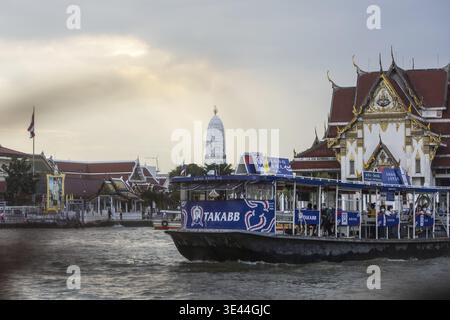 Le Wat Rakhang sur la rivière Chao Phraya dans la ville de Bangkok en Thaïlande. Thaïlande, Bangkok, Dezember, 5, 2023 Banque D'Images