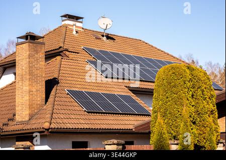 Panneaux solaires résidentiels installés sur le toit d'une maison moderne pour l'énergie renouvelable Banque D'Images
