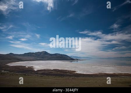 Vue vers le sud depuis le parc national d'Antelope Island, au grand lac salé en voie de disparition. Le lac est presque à son niveau le plus bas de l'histoire. Banque D'Images