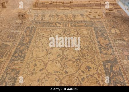 UMM Ar-RASAS, JORDANIE - 9 JUILLET 2022 : mosaïques byzantines dans les ruines de l'église d'Étienne sur le site d'Umm Ar-Rasas en Jordanie Banque D'Images