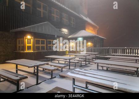 260325Wintereinbruch News ID : en 2026-03-25-2 Wintereinbruch im oberen Erzgebirge sorgt für 4 Zentimeter Neuschnee und Schneeverwehungen auf dem Fichtelberg / Tief Marlis sorgt für Wintereibruch und beendet Frühling Oberwiesenthal. Spätwinter statt Frühling. Da hatten wir uns schon SO an das milde Frühlingswetter gewöhnt und jetzt das : mit kalter Polarluft Hat das Tiefdruckgebiet Marlis den Winter zurück in die Mittelgebirge gebracht. BEI Temperaturen knapp unter dem Gefrierpunkt sorgten Schneefälle in Oberwiesenthal und auf dem Fichtelberg für eine geschlossene Schneedecke. Dazu sorgte starke Banque D'Images