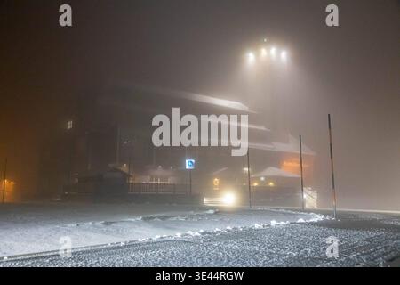 260325Wintereinbruch News ID : en 2026-03-25-2 Wintereinbruch im oberen Erzgebirge sorgt für 4 Zentimeter Neuschnee und Schneeverwehungen auf dem Fichtelberg / Tief Marlis sorgt für Wintereibruch und beendet Frühling Oberwiesenthal. Spätwinter statt Frühling. Da hatten wir uns schon SO an das milde Frühlingswetter gewöhnt und jetzt das : mit kalter Polarluft Hat das Tiefdruckgebiet Marlis den Winter zurück in die Mittelgebirge gebracht. BEI Temperaturen knapp unter dem Gefrierpunkt sorgten Schneefälle in Oberwiesenthal und auf dem Fichtelberg für eine geschlossene Schneedecke. Dazu sorgte starke Banque D'Images