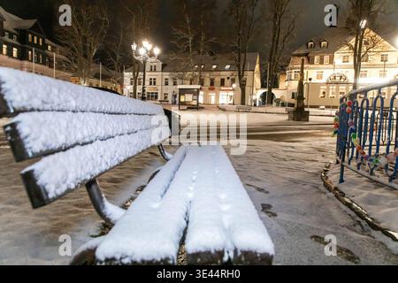 260325Wintereinbruch News ID : en 2026-03-25-2 Wintereinbruch im oberen Erzgebirge sorgt für 4 Zentimeter Neuschnee und Schneeverwehungen auf dem Fichtelberg / Tief Marlis sorgt für Wintereibruch und beendet Frühling Oberwiesenthal. Spätwinter statt Frühling. Da hatten wir uns schon SO an das milde Frühlingswetter gewöhnt und jetzt das : mit kalter Polarluft Hat das Tiefdruckgebiet Marlis den Winter zurück in die Mittelgebirge gebracht. BEI Temperaturen knapp unter dem Gefrierpunkt sorgten Schneefälle in Oberwiesenthal und auf dem Fichtelberg für eine geschlossene Schneedecke. Dazu sorgte starke Banque D'Images