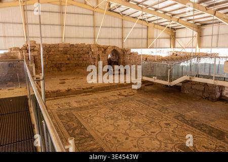 UMM Ar-RASAS, JORDANIE - 9 JUILLET 2022 : mosaïques byzantines dans les ruines de l'église d'Étienne sur le site d'Umm Ar-Rasas en Jordanie Banque D'Images