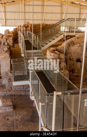 Promenade dans les ruines de l'église de équipé Stephen sur le site d'Umm Ar-Rasas en Jordanie Banque D'Images