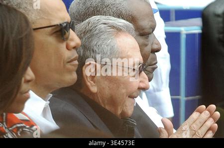 L'ancien président américain Barack Obama (2e à partir de la gauche), l'ancien président cubain Raul Castro (au centre) et Juan Esteban Lazo Hernandez, 18e président du Conseil d'État (à droite) assistent à une rencontre de baseball entre les Rays de Tampa Bay des États-Unis et l'équipe nationale cubaine à l'Estadio Latinamericano. Banque D'Images