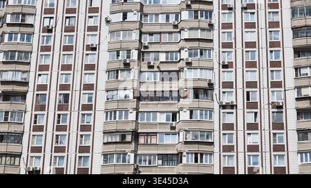 Façade d'un immeuble résidentiel montrant balcons et climatiseurs Banque D'Images