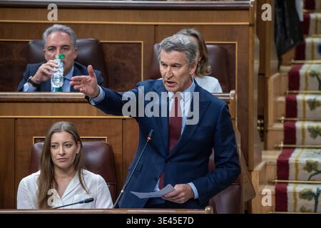 Madrid, Espagne. 25 mars 2026. Alberto Núñez Feijóo, chef du Parti populaire espagnol et chef de l'opposition, assiste à la session plénière du Congrès pendant la session parlementaire pour le contrôle du gouvernement. (Photo de David Canales/SOPA images/SIPA USA) crédit : SIPA USA/Alamy Live News Banque D'Images