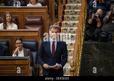 Madrid, Espagne. 25 mars 2026. Alberto Núñez Feijóo, chef du Parti populaire espagnol et chef de l'opposition, assiste à la session plénière du Congrès pendant la session parlementaire pour le contrôle du gouvernement. (Photo de David Canales/SOPA images/SIPA USA) crédit : SIPA USA/Alamy Live News Banque D'Images
