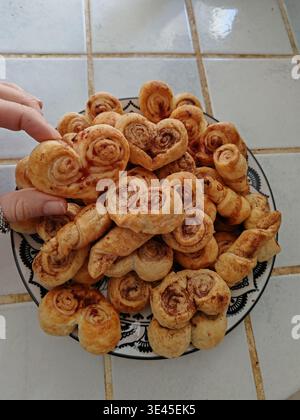 Biscuits faits maison en forme de coeur avec cannelle sur une plaque de verre Banque D'Images